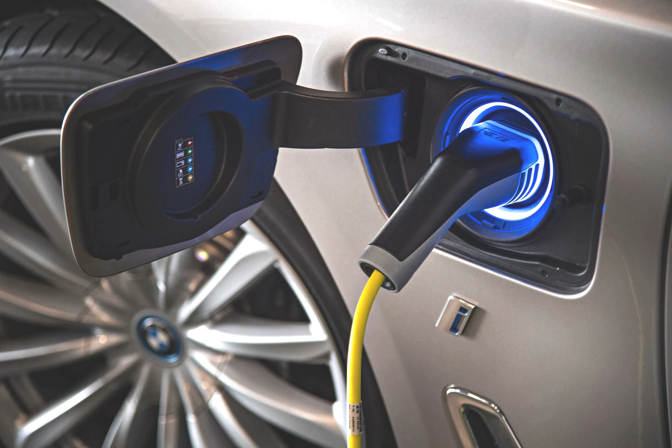 p90228776-bmw-740le-xdrive-iperformance-07-2016-2250px.jpg